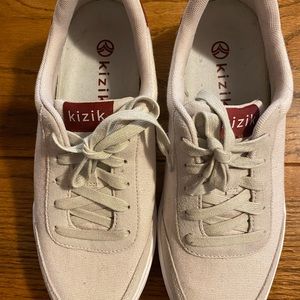 New Kiziks, only tried on once. Slightly too big for me. Perfect condition!